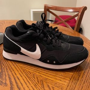 Nike Venture Runner Trainers - Black/White